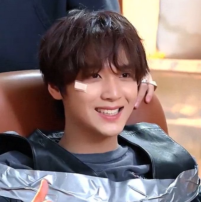 bbhyuck29's tweet photo. His smile is beautiful enough to light up the whole world 🥺 https://t.co/0efzFZy8pj