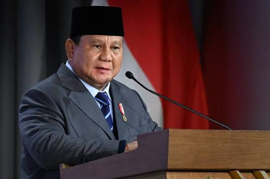 LambeSahamjja's tweet photo. mahfud md yakin prabowo akan mencalonkan diri lagi di 2029:
- bahkan diprediksi bakal menang kalo maju lagi di 2029
- konfigurasi politik sekarang emang udah berpihak ke kemenangan prabowo
- dia posisi incumbent jadi punya semua sumber daya negara di tangannya
- siapapun pasangan capresnya nanti gak ngaruh 
- dia tetep diprediksi menang
- banyak organisasi pendukung yang muncul ngatasnamain dia biar makin kuat dukungannya
- program program populer kayak mbg sama kopdes bikin dia keliatan deket sama rakyat
- polisi sama aparat disebut mulai dipake buat kepentingan pemenangan bukan cuma netral
- lawan lawan politiknya keliatan gak ada yang levelnya setara buat nandingin dia
- mahfud bilang orang bakal mikir dua kali buat lawan dia soalnya resikonya gede kalo kalah
- mahfud sendiri nyebut bodoh kalo ada yang coba coba nggergaji prabowo pas posisi dia lagi kuat kuatnya