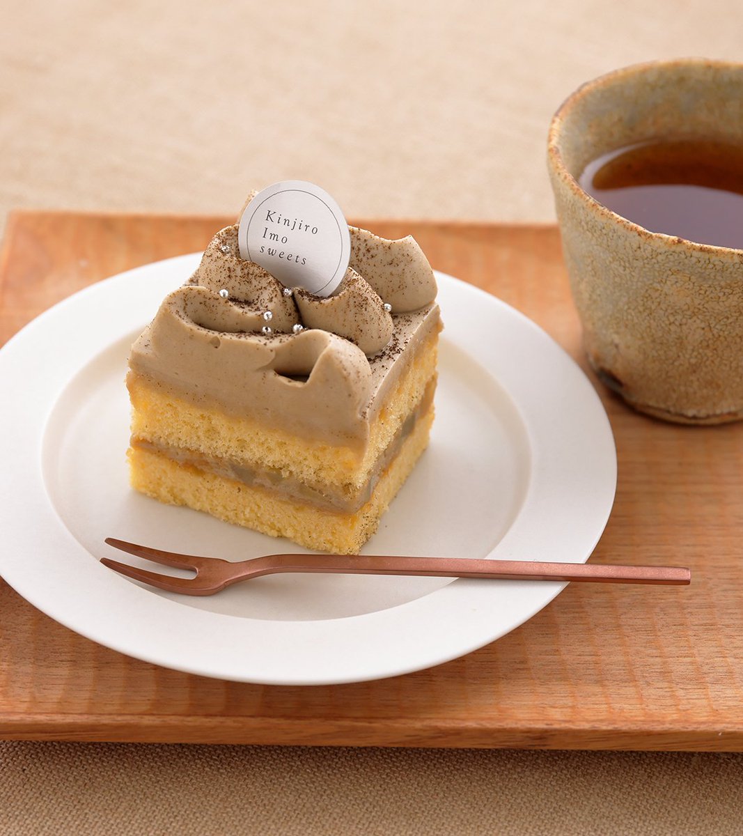imokin_jp's tweet photo. 秋のおやつに、
お芋とほうじ茶のケーキを。

深煎りほうじ茶の香ばしさと、
紅はるかのまろやかな甘みを重ねました。

通販限定で販売中。
クール冷凍便でお届けします。
11月10日までご注文いただけます。
https://t.co/ehHBdVnCCG https://t.co/KKdR8pKAyO
