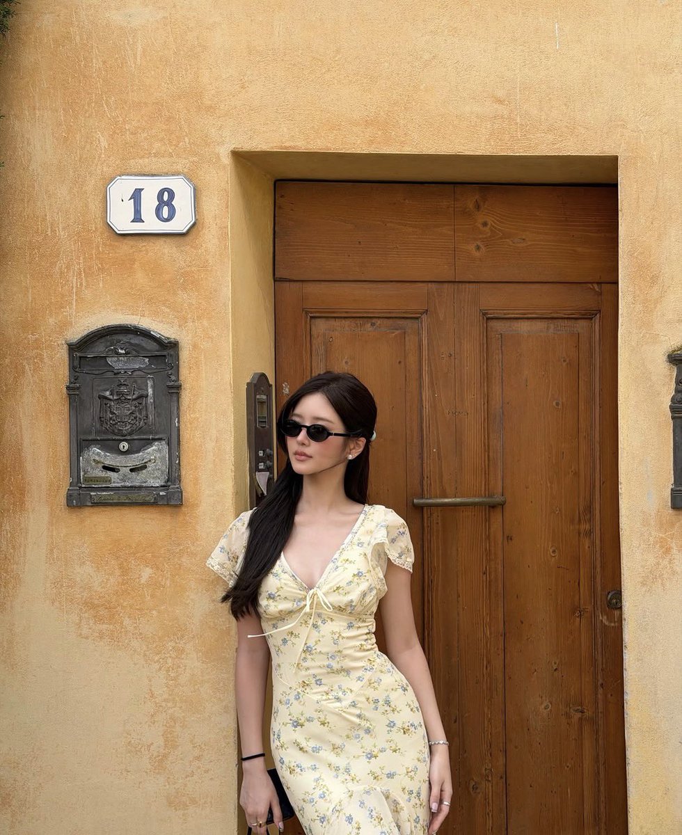 blueshiftx's tweet photo. ชอบรูปจูเน่เซ็ทนี้มาก สวยแบบนัว ถูกต้องทั้งชุดทั้งหน้า ทั้งไวบ์ แบบนี่แหละๆๆ🥺🫶🏻 https://t.co/0W4gn6LIai