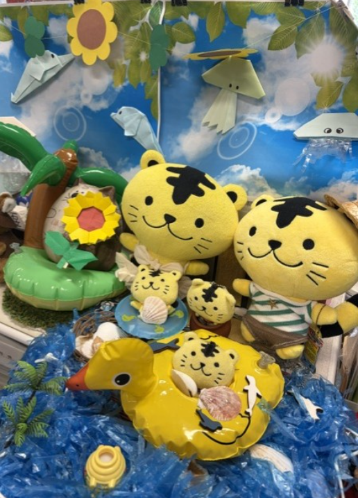 chubu_service's tweet photo. 中部大学サービスでは、中部大学のグッズ等を販売しております。もちろん中部大学のマスコット「ちゅとら」も！店頭販売だけでなく、WEBショ��プもご準備しておりますので、遠方の方などのご利用に便利です。是非ご利用ください。＃中部大学、＃中部大学サービス、＃グッズ、＃ちゅとら https://t.co/VUFTljDuC1