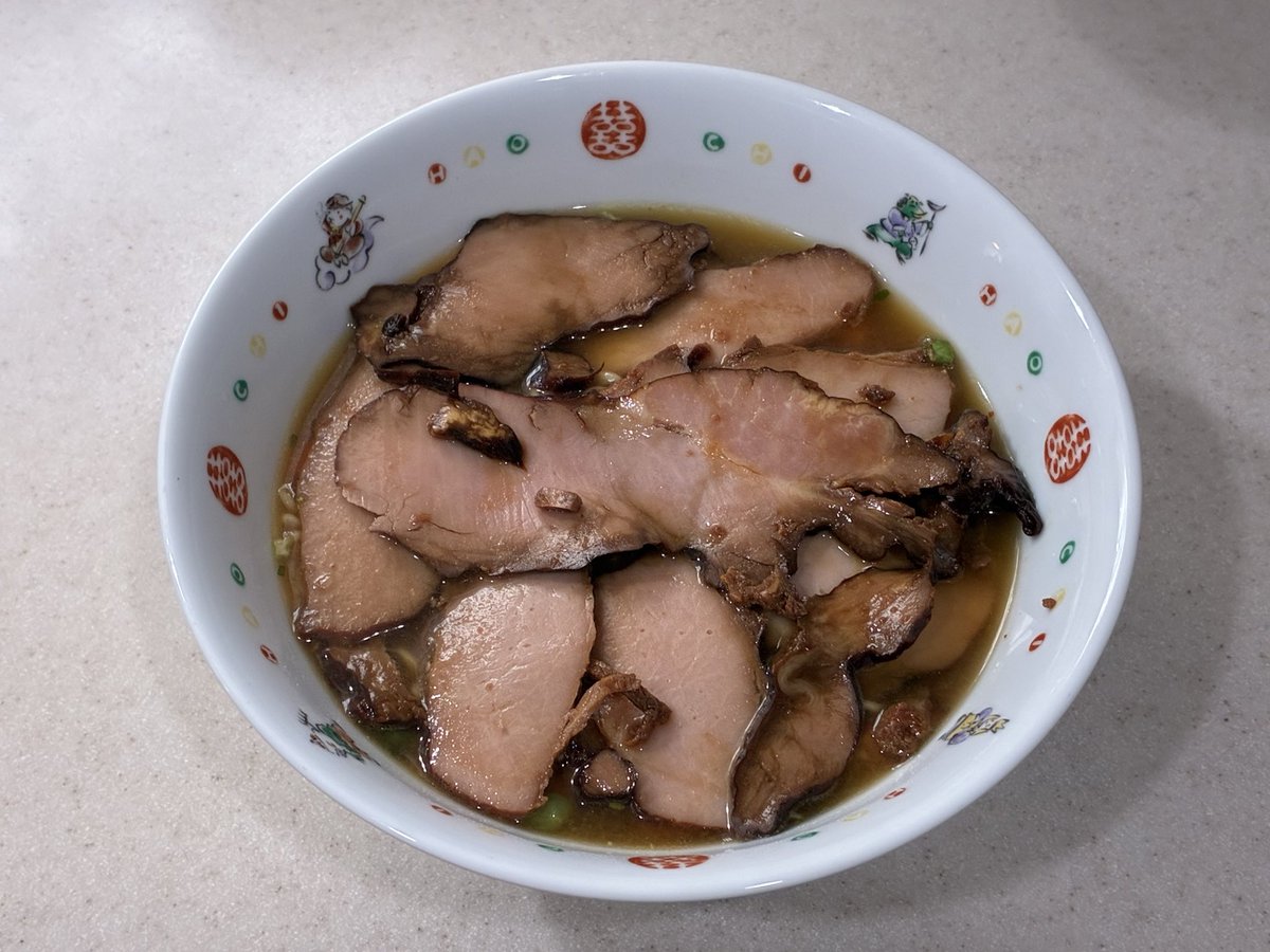 sinwanoaria's tweet photo. 今日のお昼はコレ😋

焼豚に鎧われたサッポロ一番みそラーメン🍜

#おうちごはん https://t.co/jRZAZxL0mZ