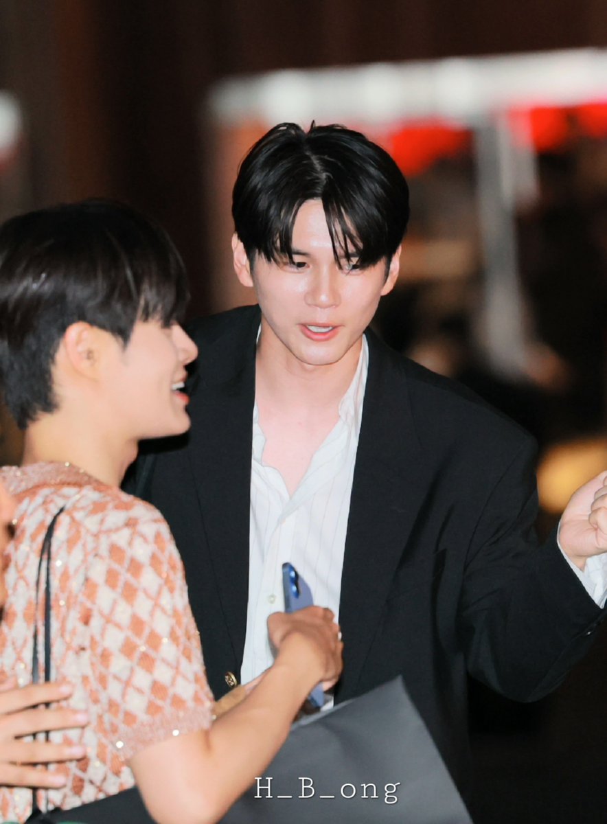 jinhwinoona's tweet photo. Daehwi attended the CJ Night last night and Ong hyung was there too~  #옹성우 #이대휘 

Lols Daehwi also said he drank champagne at this event last night~ lols 

Cr: H_B_ong https://t.co/8o5vbY7jWF