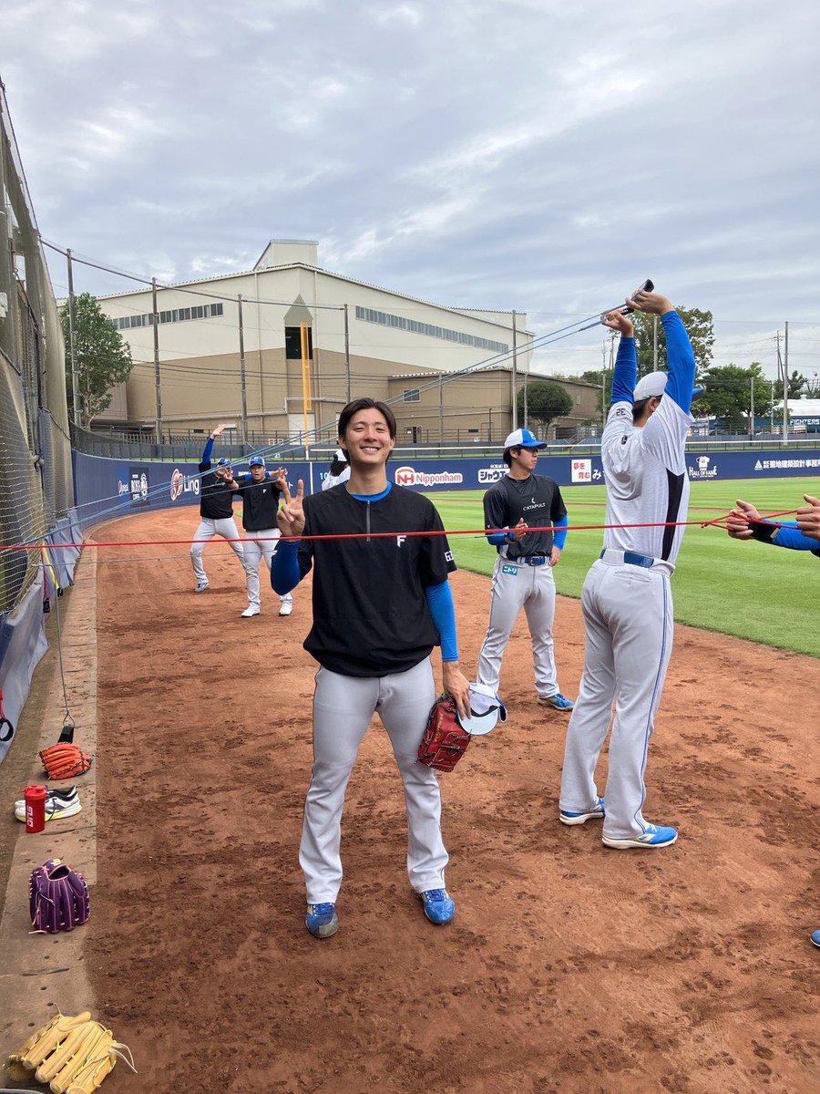 FIGHTERSkamasta's tweet photo. 本日は #山城航太郎 投手のお誕生日です🎂
後ろの #安西叶翔 投手と #澁谷純希 投手もお祝い？🤭

おめでとうございます㊗️

#lovefighters #鎌ヶ谷 #鎌スタ https://t.co/5ksS9g4tPQ