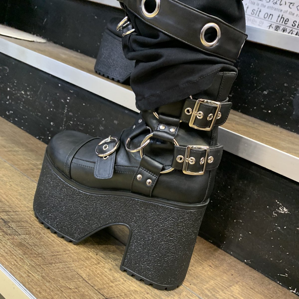 regulus69's tweet photo. #YOSUKE リングブーツ 税込9790円
サイドに沢山のベルトが付いていてかっこいい⛓️
ヒールも高めで足長効果✨
これを履くだけで一気にスタイルが盛れる👾
オシャレは足元から‼︎
是非お買い求め下さい⚜️
👾麗🖤
#regulus #地雷系 #厚底 #ブーツ #V系 #心斎橋 #アメ村 https://t.co/TCF5a2pOnF