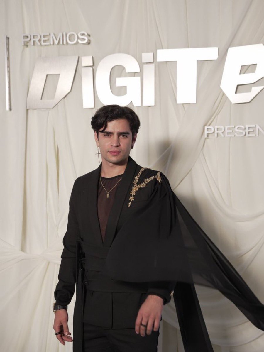 lexila888's tweet photo. AARON EN PREMIOS DIGITELLE

@ELLEMexico 
#AaronMercury #AARONATION https://t.co/l9CMvIgNpu