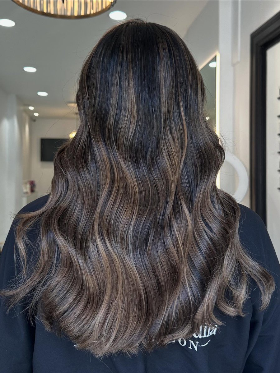 LeandrinHo_69's tweet photo. Soft caramel balayage for effortless glow and natural dimension. https://t.co/9p0Un9gYYj