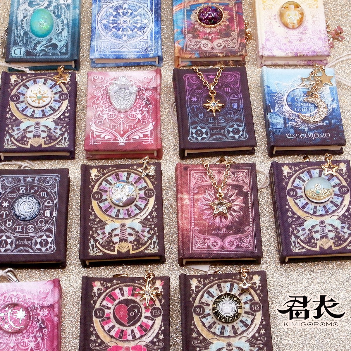 kimigoromo's tweet photo. 明日から【魔法学校の文具店】が開催される雑貨店アランデル様（@Arundel_shop）には、B級品の魔法書ペンダントが並ぶ『古本コーナー』がございます📚✨

試作品や印刷がわずかにズレてしまったものなど、ちょっと訳ありの書を店頭限定で1800円からお譲りしています（ペンダント紐は別売り300円でご用意がございます）
この機会に新刊を補充致しますので、ご来店の際にはぜひ小さな青い本棚を探してみて下さい。

９月の出展イベント【魔法学校の文具店】の出品アイテム一覧はこちら📚✨
https://t.co/pBKwy1AAWN