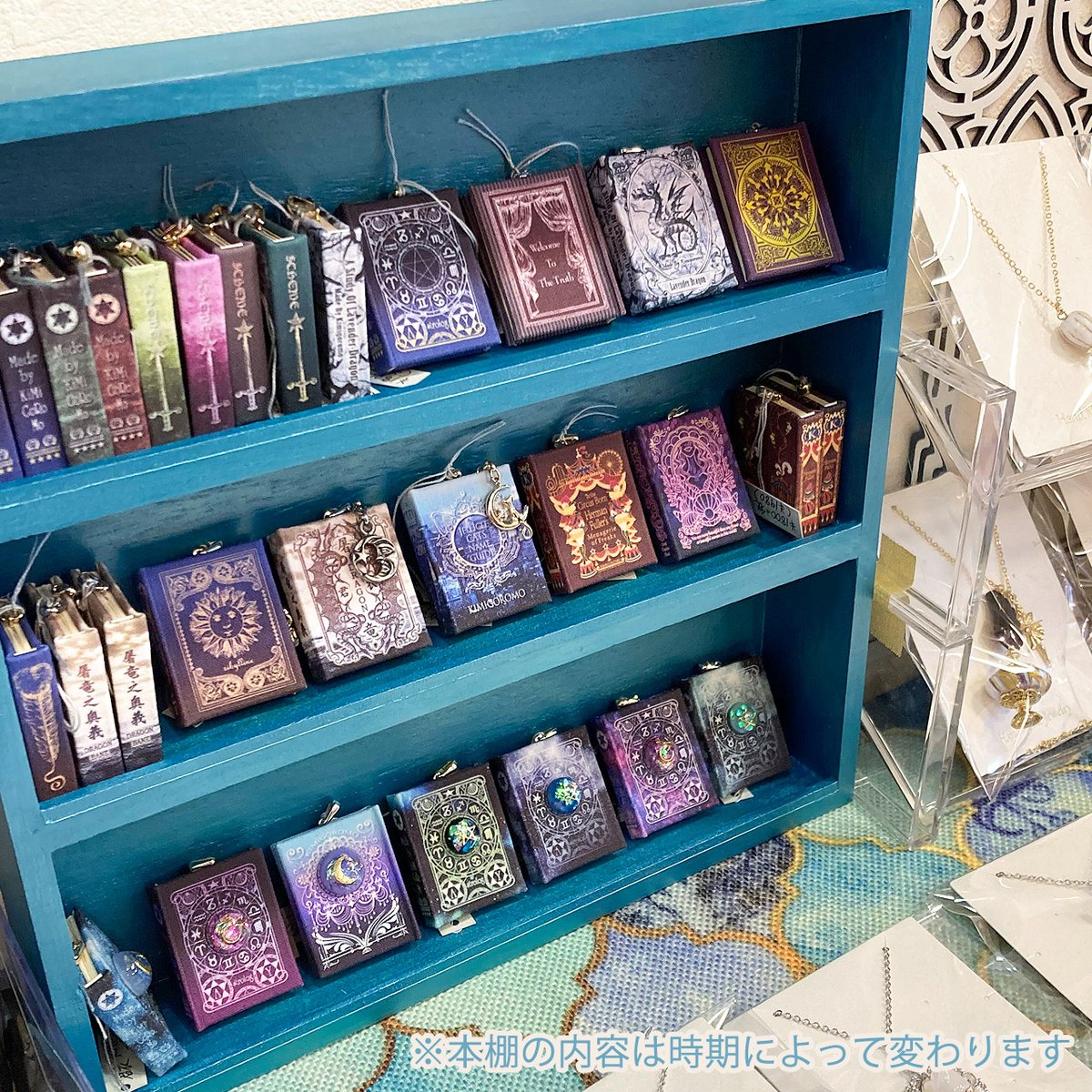 kimigoromo's tweet photo. 明日から【魔法学校の文具店】が開催される雑貨店アランデル様（@Arundel_shop）には、B級品の魔法書ペンダントが並ぶ『古本コーナー』がございます📚✨

試作品や印刷がわずかにズレてしまったものなど、ちょっと訳ありの書を店頭限定で1800円からお譲りしています（ペンダント紐は別売り300円でご用意がございます）
この機会に新刊を補充致しますので、ご来店の際にはぜひ小さな青い本棚を探してみて下さい。

９月の出展イベント【魔法学校の文具店】の出品アイテム一覧はこちら📚✨
https://t.co/pBKwy1AAWN
