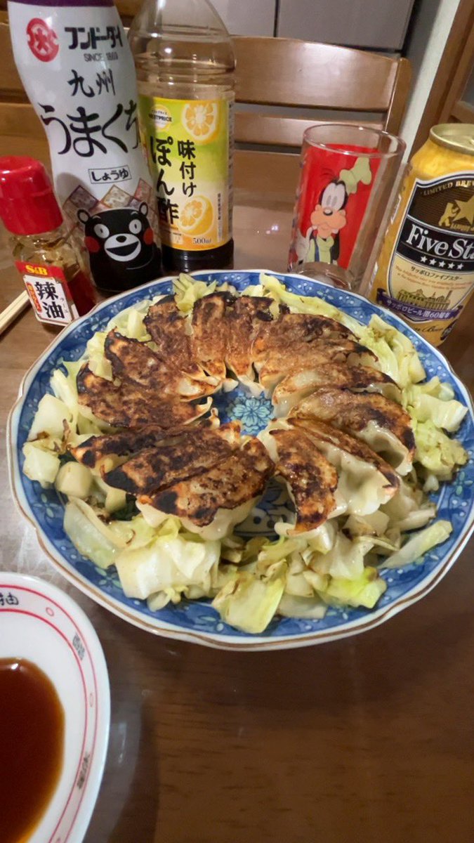 nonderful's tweet photo. 【ギョービー】

「ねぇ今日のお昼、餃子🥟にビール🍺でいい❓」

目を丸くしながら「もちろん」と応える

この数日前に午前中から北海道産和牛🐮をアテにクラフトビール🍺飲んでたり、早朝に築地でホルモンをツマミに一杯やってたのは知らないはずだが

フラフラ出かけて…

https://t.co/O0fdiZm05r https://t.co/xkCUo1utbw