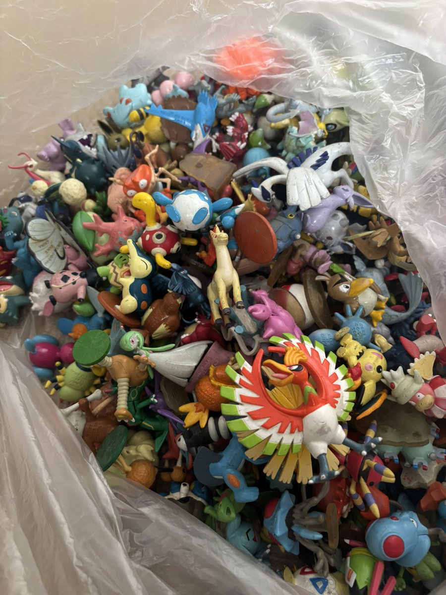 gokigen_dayoon's tweet photo. 実家に大量のポケモンフィギュア（初期）があったんだけど、これってメルカリに出したら売れるのかな？？あまりにも多い&amp;別に美品ではない https://t.co/UrCiaOG1WH