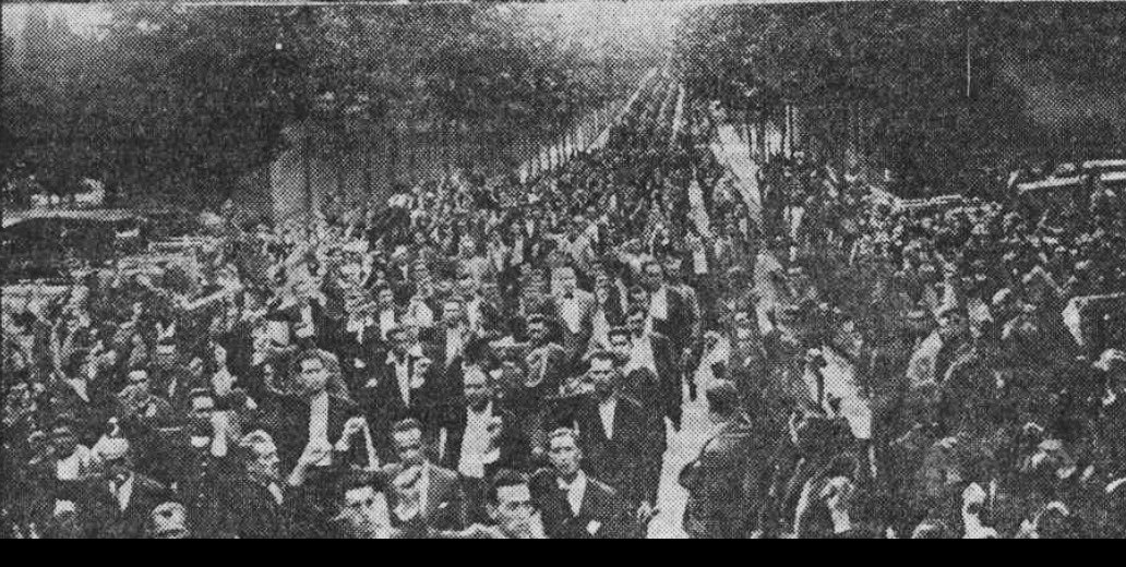EnriqueNDF's tweet photo. 92 años de esta imagen, en las calles de Madrid (Junio 1934).
Así desfilaron durante años por las calles españolas las terribles Milicias Socialistas, los "camisas rojas".

No he visto una sola denuncia en esa sectaria televisión pública de un hecho que supuso ser el principal argumento para el caos y la anarquía que padecieron millones de españoles.
Puño en alto y entre vítores a la Internacional, crecía una Fuerza Paramilitar criminal que resultaría ser el principal condicionante de la quiebra de la convivencia entre españoles.

Así pues, tras 90 años de complacencia y silencio cómplice, lecciones de moral de tu parte ni una sola!!!

#Memoria
#Ceuta