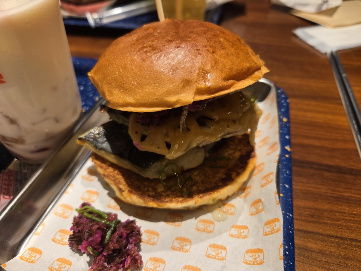 MochitsukiVR's tweet photo. フルカスタムハテナバーガー食べるぞ！ https://t.co/3a3BTmcf4H