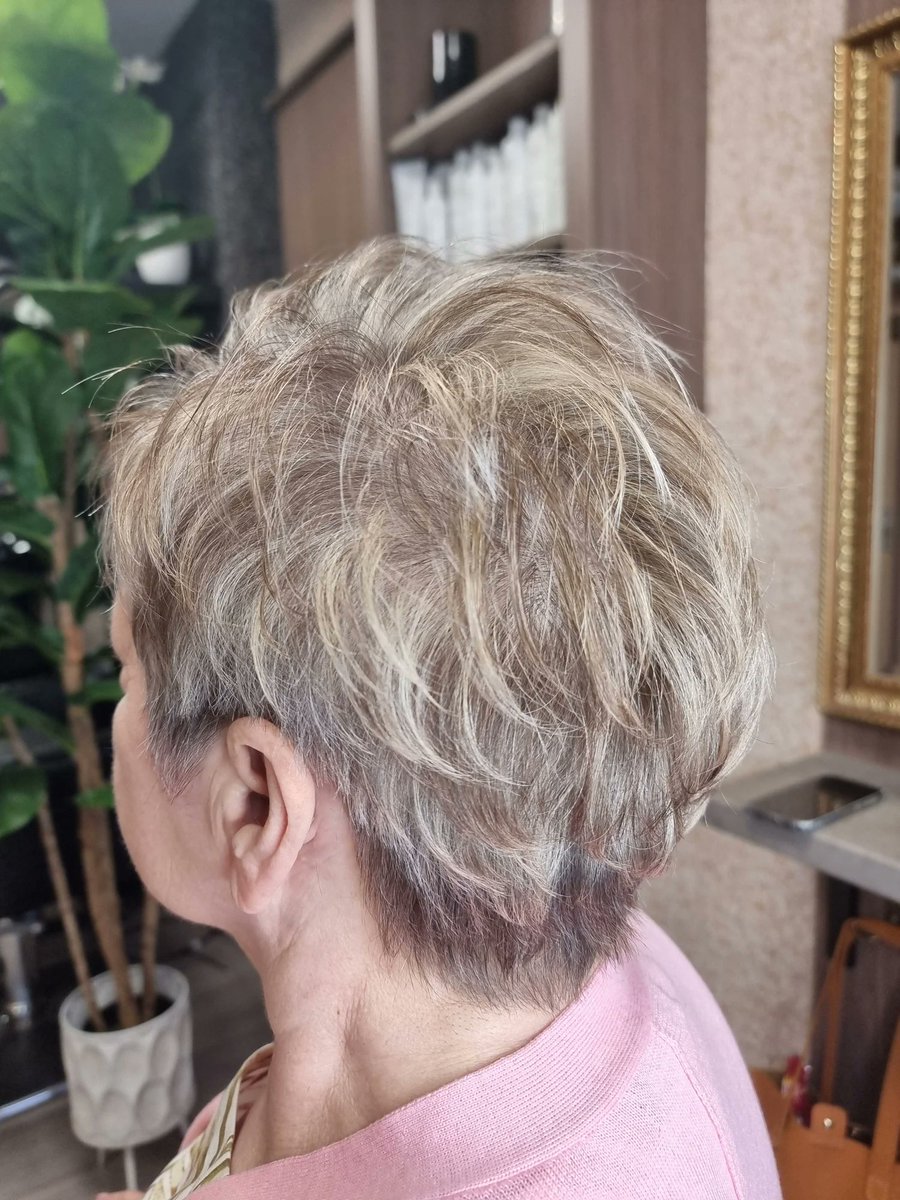 FernandoLapaSet's tweet photo. Highlighted short hair with subtle lowlights for added depth and dimension. https://t.co/XClOhcKIAB