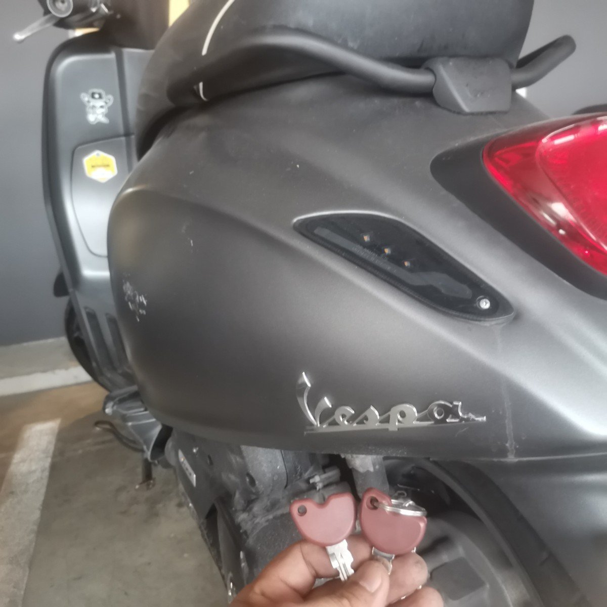 Yod_Locksmiths's tweet photo. งานทำกุญแจฝังชิพ ในรถ
Vespa #Sprint150​ มีกุญแจ
แต่สตาร์ทรถไม่ได้ เนื่องจากว่าเม็ดชิพหล่นหายไป ทางเราจัดการโปรแกรมชิพเม็ดใหม่ให้... 
ขอบคุณครับที่เรียกใช้บริการ
"สตาร์ทไม่ติด​ ไม่คิดตังค์"
https://t.co/ky6sDQj28o
https://t.co/2ftx4lq353
#ช่างกุญแจBU
#ช่างกุญแจตลาดไท
#ช่างกุญแจตลาดไอยรา
#ช่างกุญแจTU