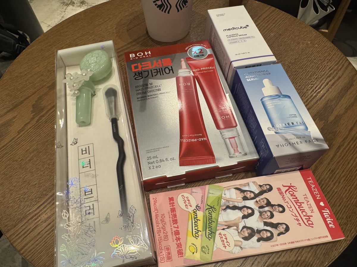 KumariaSweet's tweet photo. メガポップアップで頂いたお品🙌
1枚目はメガキット
2枚目は入場特典、投票、投稿で貰えたもの

メガキット当たっておめでとうございます🎉ってスタッフさん達拍手してくれるの地味に嬉しい笑

ブース回るのも楽しかった♡♡
肌診断も良かったですよ！（��し並ぶ）

#Qoo10MegaPopup https://t.co/mSLYMjhwML