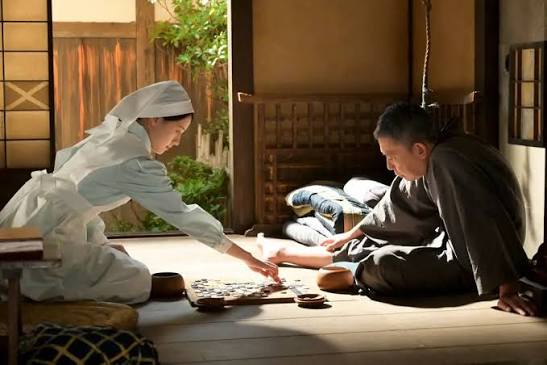 boyo405boyo's tweet photo. NHKの連続テレビ小説『風、薫る』第114話では、  
 直美（上坂樹里）と平蔵（太田光）が、何と、
 囲碁で勝負するシーンあって、棋譜をみると、 
 有段者、いや高段者？の打ち手に見えるではないか？  
   監修のいずみちゃんに聞きたい。#風薫る #囲碁 https://t.co/R8fPgcl2kE