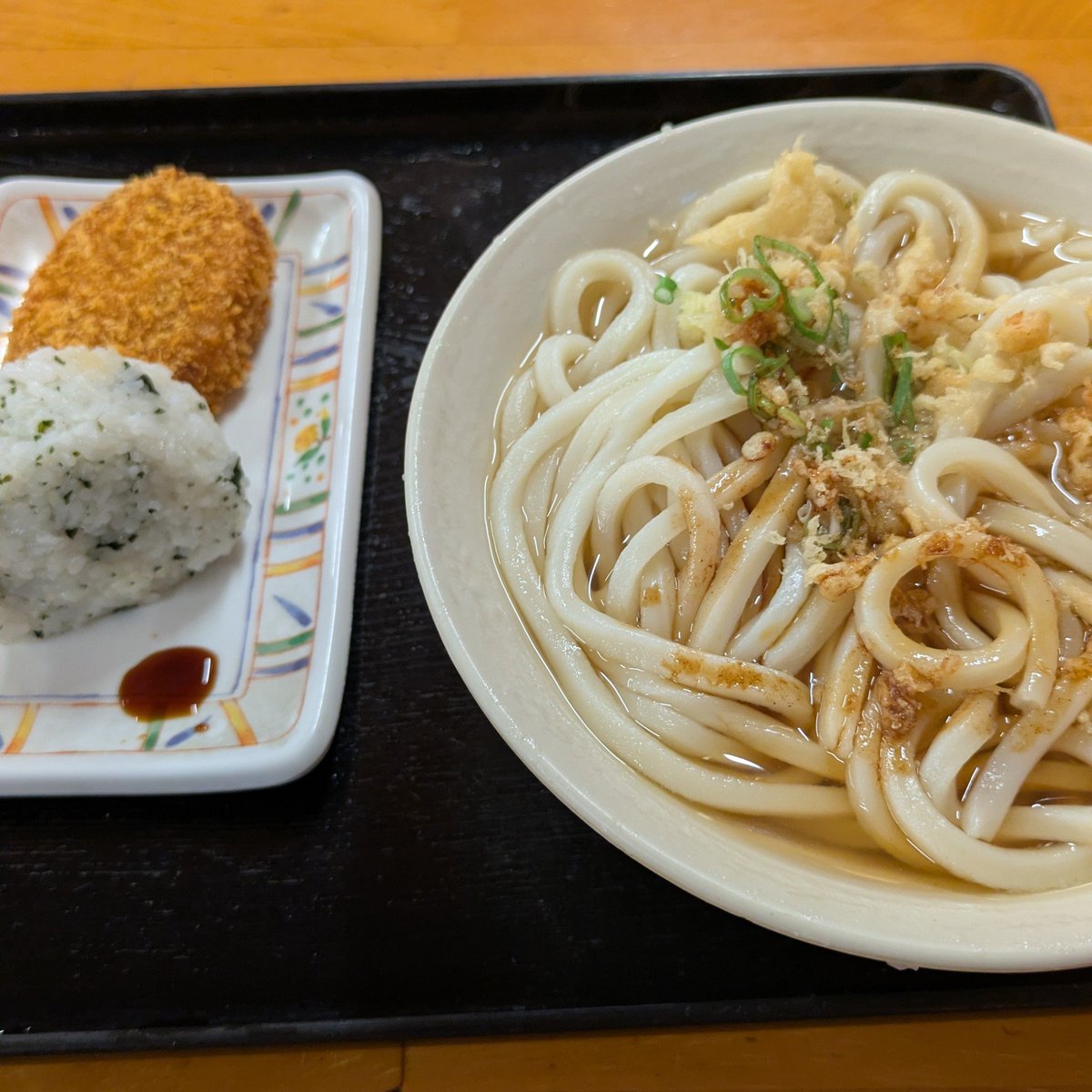 manaken964's tweet photo. お昼はいつものうどん屋さん。また醤油とソースを間違えた。味確認したのに…味覚がおかしいんやろか。 https://t.co/TLpxVb6Lf7