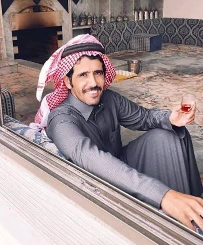 Khzdyd's tweet photo. انتفاضات المشاعر تزاحمها غفيـر
ما يساعدني على نقلها غير القطار

            مطحس بن حمد https://t.co/Tx1wliiasv
