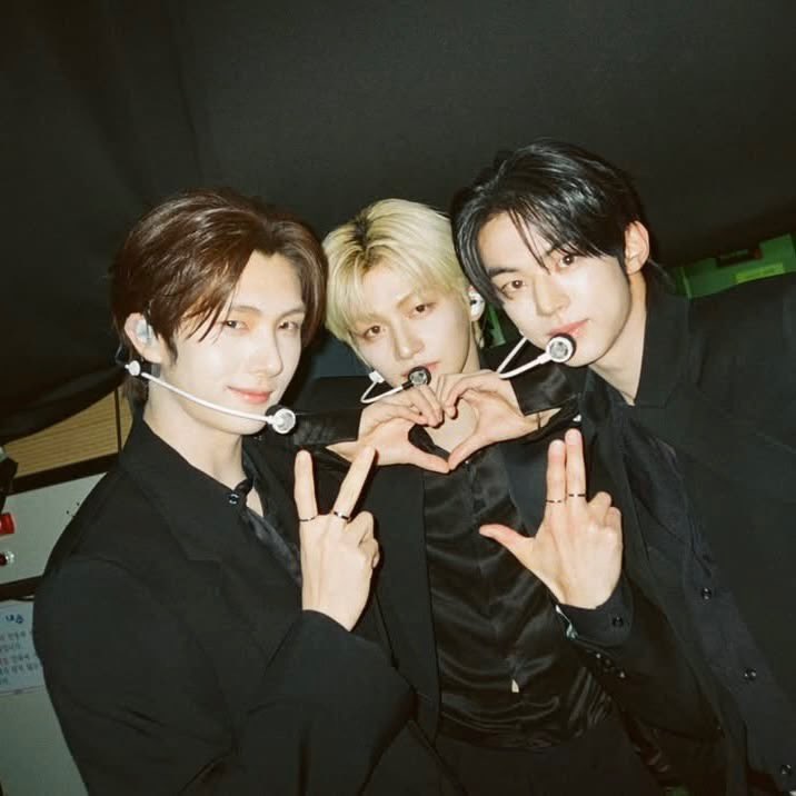 dohoonbliss's tweet photo. 260903 M Countdown! pre-recording #λν
- more info on hoonhoonz sand digging, everytime filming gets cut he and dohoon would hold hands and run off to resume their digging work
- jihoonβs fave thing to do these days is to squeeze himself in the middle whenever ppangttoz are together! he also said itβs his favorite 05z hyungs π
- dh said thatβs why he doesnt stay next to them (bcs of jh antics) but 42s said βeeeh??β so he immediately said he does stick next to them π€£