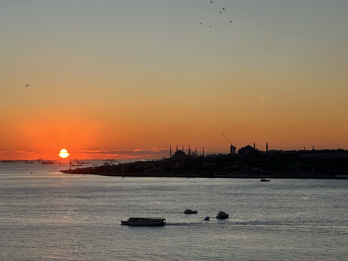 SunaAraz3's tweet photo. @turkerkilic Güneşe bak, toprağa bak, suya bak, buluta bak; fakat arkana bakma. Kimin geldiği önemli değil, kimin gelmediği de….. Halil Cibran…….. İstanbul❣️🌎 https://t.co/pBH6vr07f0