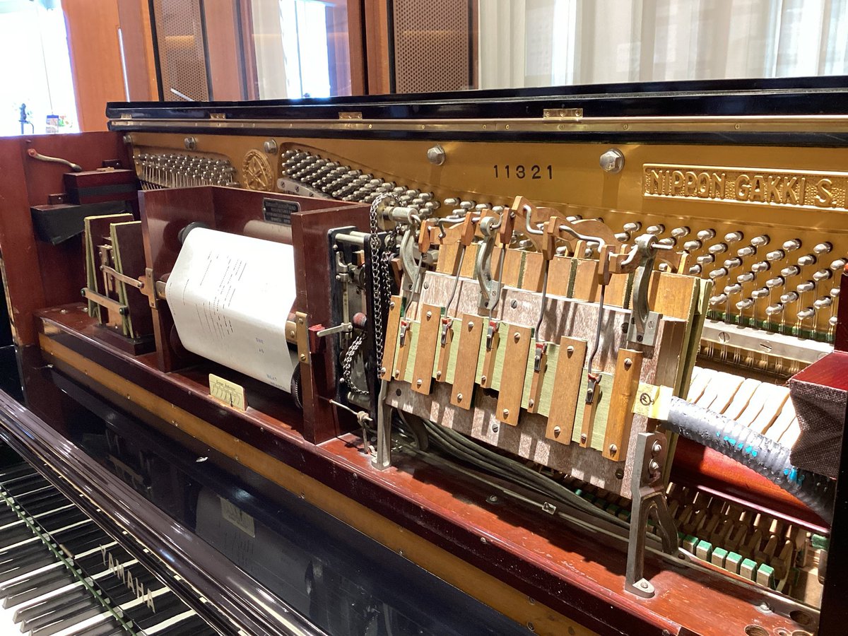 yamahapianotour's tweet photo. 山葉自働ピアノ　第壱号

製造番号　11321
製造年　　1925(大正14)年

ヤマハでは、1912(明治45)年頃から自働演奏ピアノを製造。このピアノは普通のピアノ演奏と自働の切換ができますが、ペダルを踏み続ける人が必要で、半自動ピアノといえます。

音を聴きたい方は、スタッフまでお声がけください😊 https://t.co/b6vTB8Bgoo
