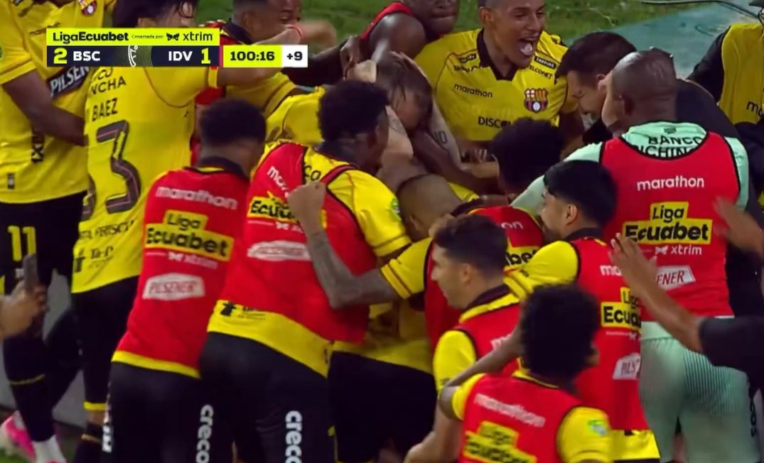 lahistoriaec's tweet photo. Contra Barcelona no se puede ser favorito. Rompiendo todo pronóstico, Barcelona derrotó 2-1 al casi campeón e inalcanzable puntero Independiente del Valle, en el Monumental, con el debut del Kitu Díaz y el gol agónico de triunfo del Pipa Benedetto. #Guayaquil https://t.co/u6CMqWeW4w