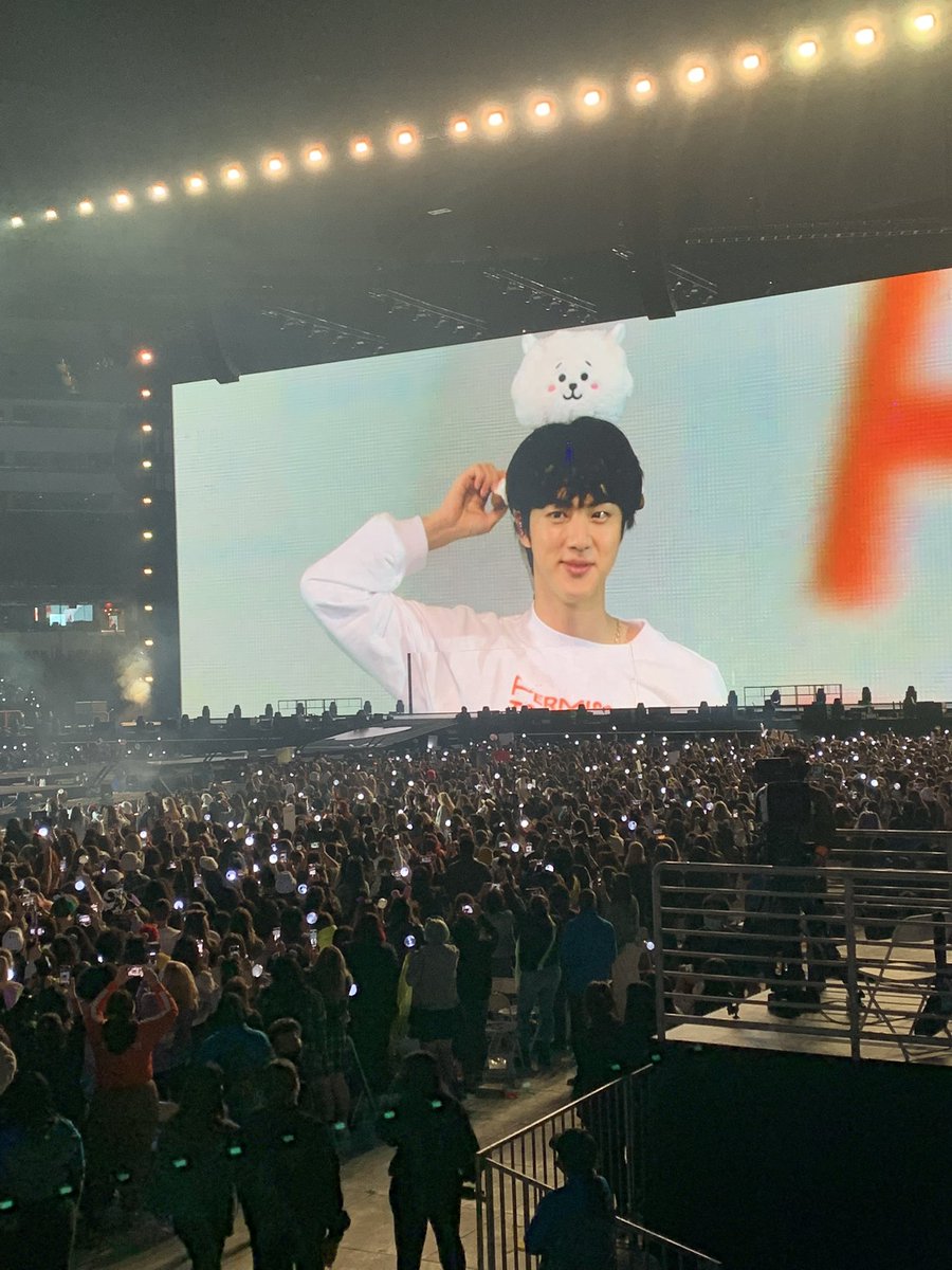 genesish230's tweet photo. @jiminsjoof Omgg I was thereeee, I went to celebrate my 20th time flies by so quick https://t.co/5OHPQrfb9W