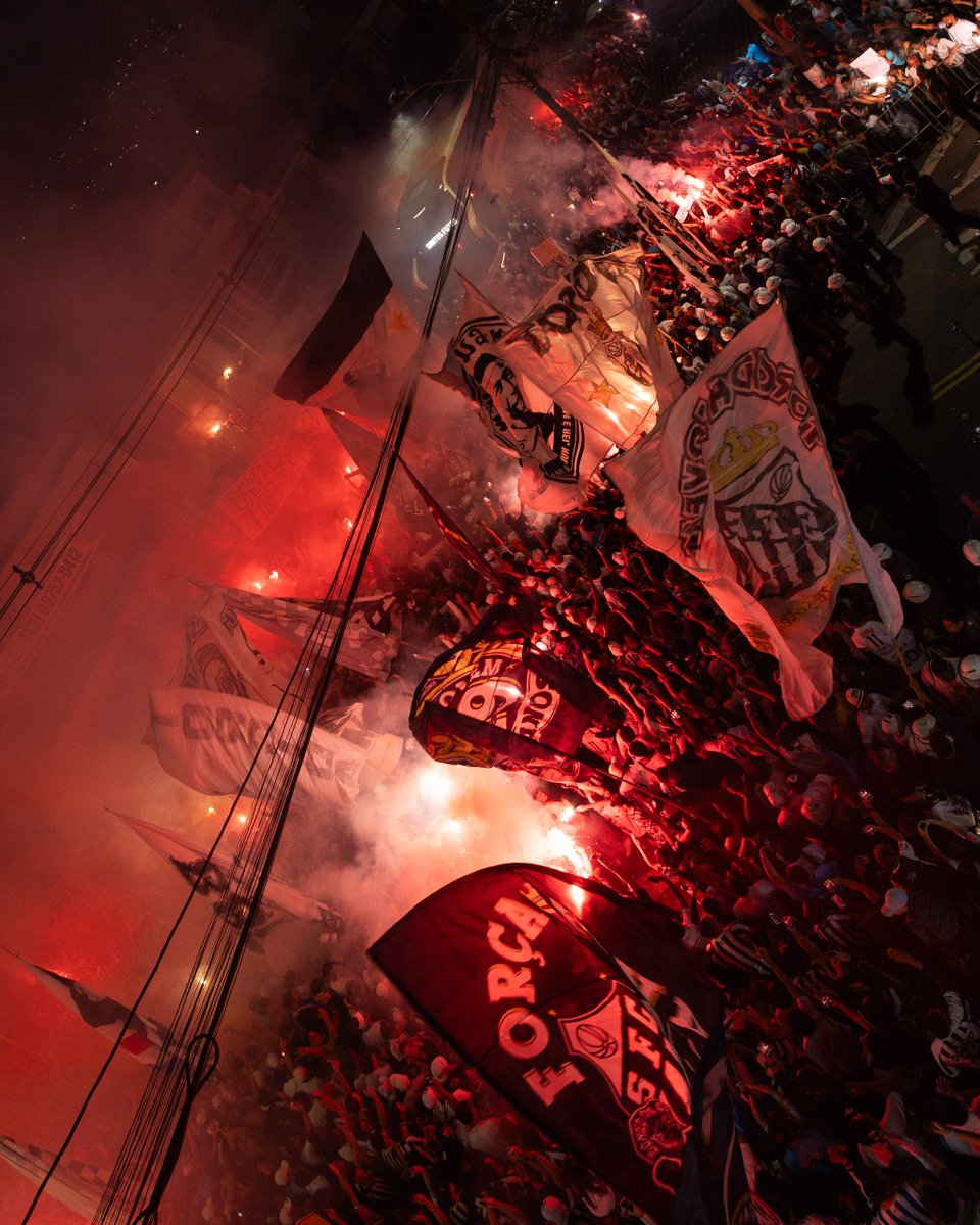SantosFC's tweet photo. MAIS UM CORREDOR DE FOGO NO ALÇAPÃO! 🔥🚍🔥 https://t.co/gDgGmdCohS