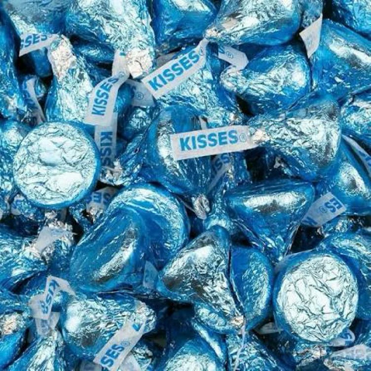 MisDesiRae's tweet photo. I just received 40 chocolate kisses from vasilij via Throne. Thank you! https://t.co/sIOHjl9coz #Wishlist #Throne https://t.co/tVOQZwqMT9