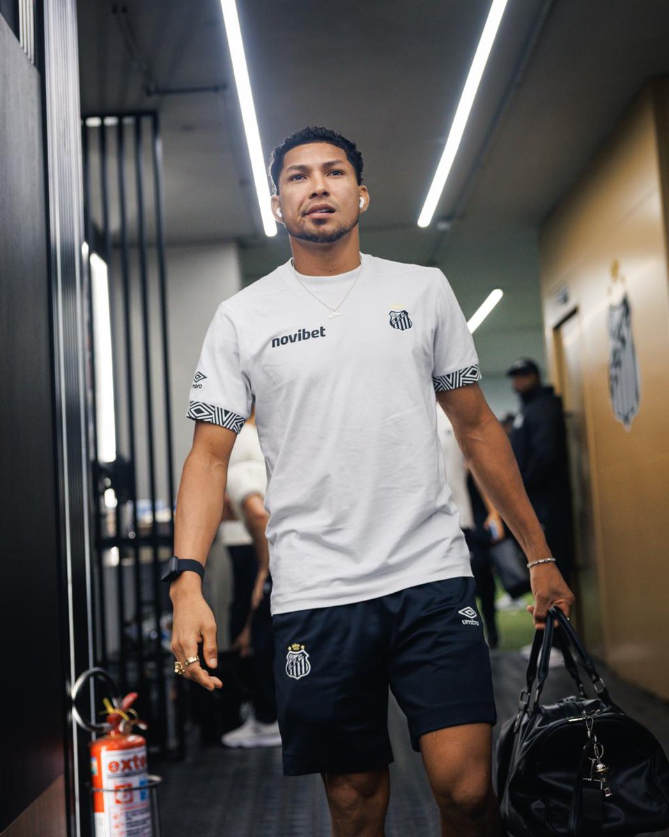SantosFC's tweet photo. A chegada do Peixão pro clássico! ⚪⚫ https://t.co/wAbf2AVdPo