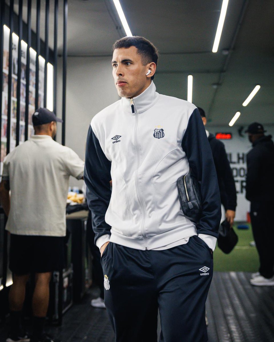 SantosFC's tweet photo. A chegada do Peixão pro clássico! ⚪⚫ https://t.co/wAbf2AVdPo