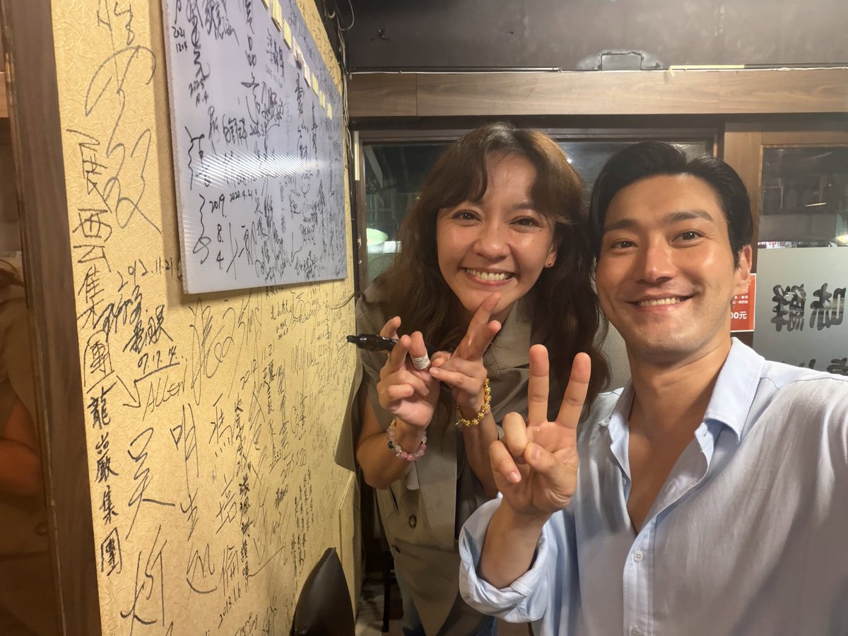 about_siwon's tweet photo. 📸 260902 SIWON threads update

15년 만에 다시 모인 대만 드라마 <화려한 도전> 팀.

그때는 없었던 아이들도 함께하고, 오랜만에 다시 마주한 얼굴들을 보니 반갑고 기쁘면서도 한편으로는 묘한 기분이 들었다.

무엇보다 걱정했던 커스 감독님께서 암을 잘 이겨내고 회복하고 계시다는 반가운 소식까지.

참 즐겁고 행복한 시간이었다.
앞으로는 1년에 한 번씩 이렇게 함께 모일 수 있기를 소망한다.

P.S. 동해는 아쉽게도 서울에서 있을 앙코르 콘서트로 인해 불참 😜

相隔15年，電視劇《華麗的挑戰》再次相聚。

那時候還沒有小孩的大家，現在都長大也聚在一起。久違地再次見到熟悉的面孔，讓人感到開心又感動，但同時也有一種難以言喻的奇妙心情。

最令人開心的是，原本一直擔心的柯導，也傳來了令人開心的消息——他已經成功戰勝癌症，目前正在逐漸康復中。

真的是一段非常愉快又幸福的時間。希望今後也能像這樣，每年都能有機會，讓大家再次聚在一起。

P.S. 東海因為要在首爾舉行的安可演唱會，所以無法出席 😜

#시원 #SIWON #최시원 #CHOISIWON 
@siwonchoi