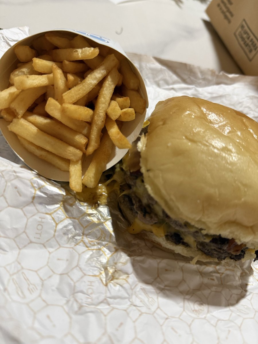 avtrsrya's tweet photo. yo solo encuentro el amor y la felicidad en una hamburguesa https://t.co/2dKMKHzskz