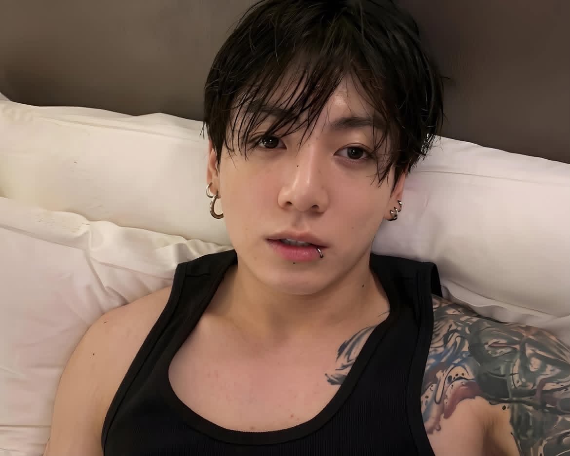 xlijung's tweet photo. Este es el momento del día donde me puede detener un momento y quedarme en mi cama haciendo nada, life is good🦇 https://t.co/4QcE0Vxz7O