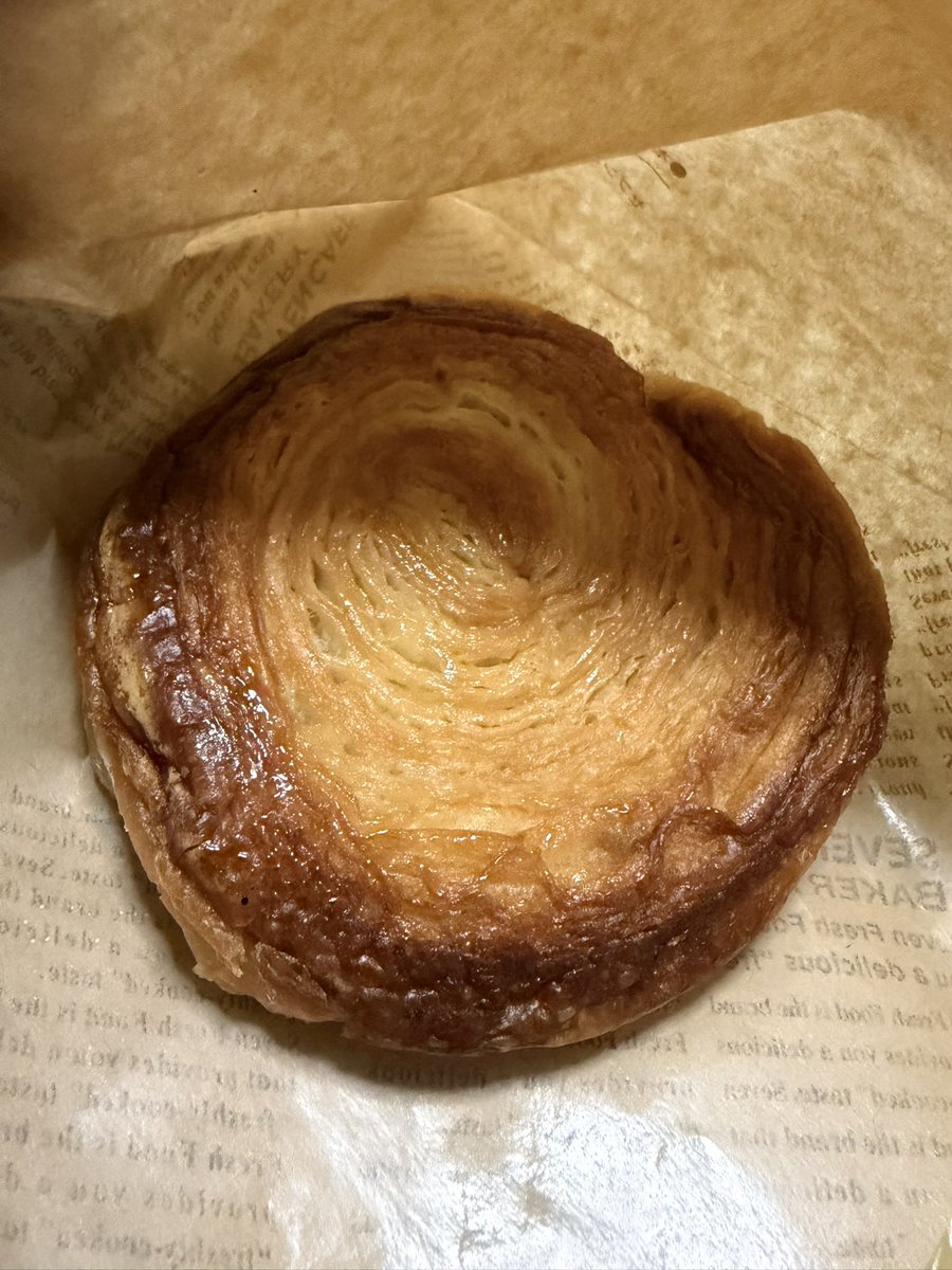 natsu2ki's tweet photo. ｾﾗ凪ちゃん配信のおかけでかりじゅわっさんに出会ってしまい🙂‍↕️🥐
見かけるたびに買っちゃってて肥える一方です🙋‍♀️
今日も朝ごはんにかりじゅわっさん………ﾜｧ https://t.co/riWKoVhzxl