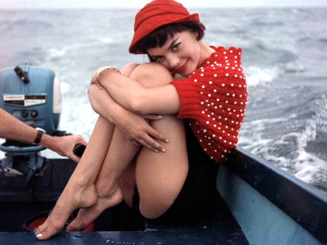 lookdotstyle's tweet photo. Red Sweater and Hat: A Playful Nautical Look

A cheerful moment on the water is captured with a woman in a striking red sweater and hat, expertly styled to enhance her playful vibe.

#StyleReview #RedSweater

https://t.co/YVNtZlbTnx https://t.co/R92bWCU9Ut