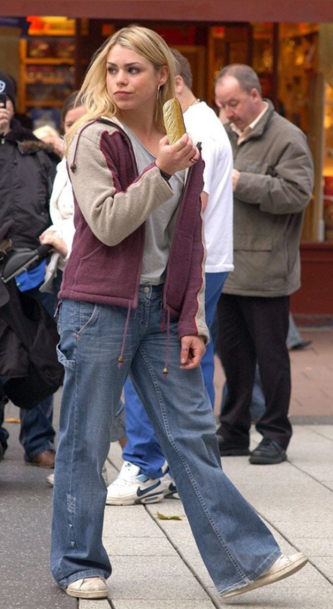 DiscussingGregg's tweet photo. @DoctorWhoWorld_ When she ate a Greggs sausage roll. https://t.co/P8WOSriGCT