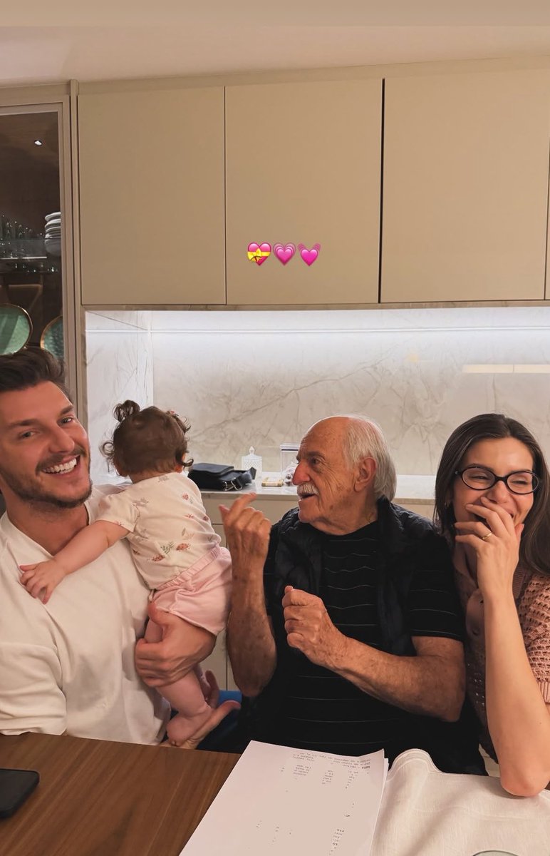 fvsbia's tweet photo. a clara conhecendo o cupido dos papais dela 🥹🥹 https://t.co/lYZwCQfHIo