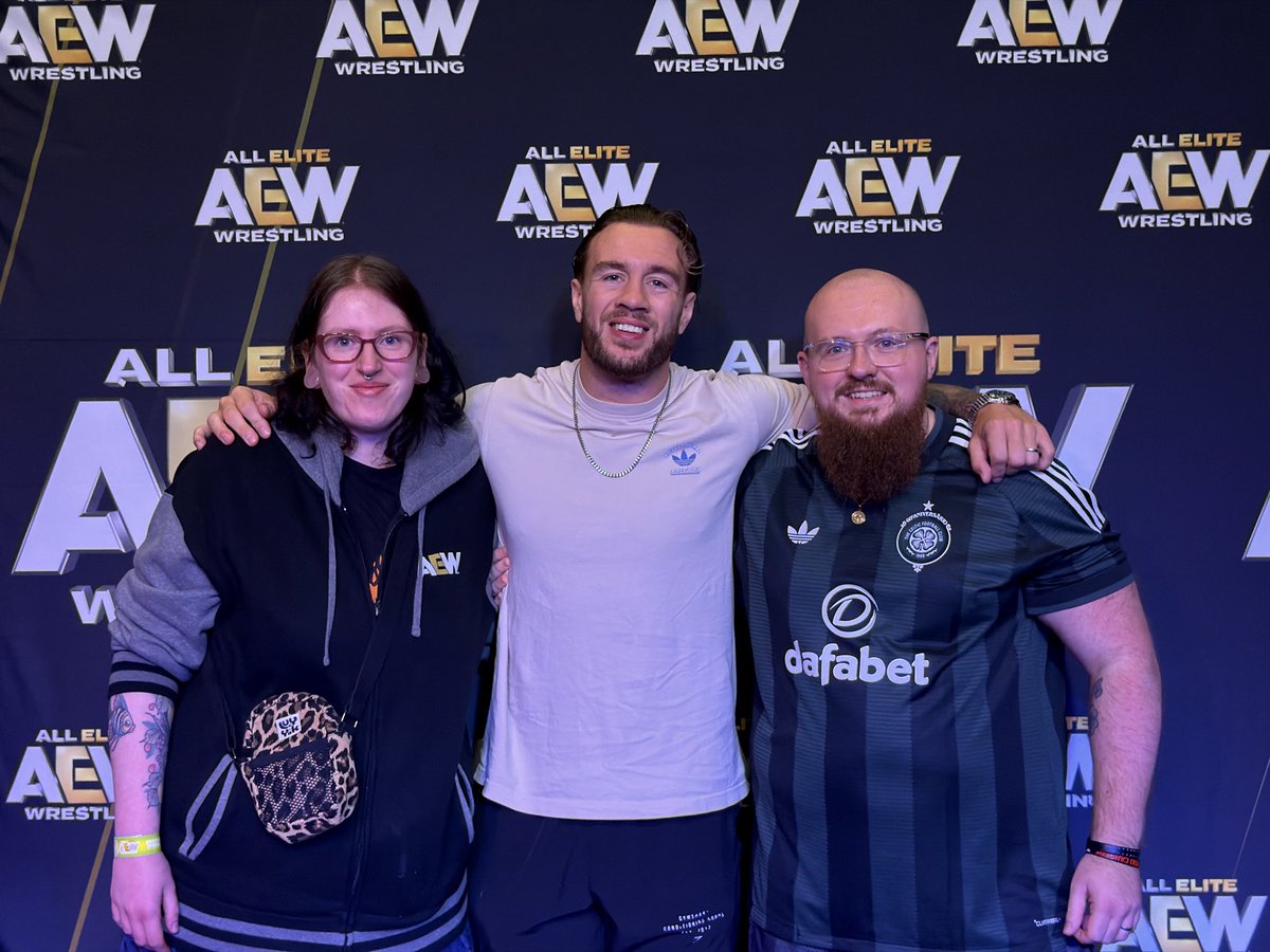 DECKYBHOY's tweet photo. @AllEliteDoug21 Let’s keep it civil lol. On a positive note look who me n the wife met before the show he liked my top 🍀 n even Hugged my wife https://t.co/i3sc12tx8W