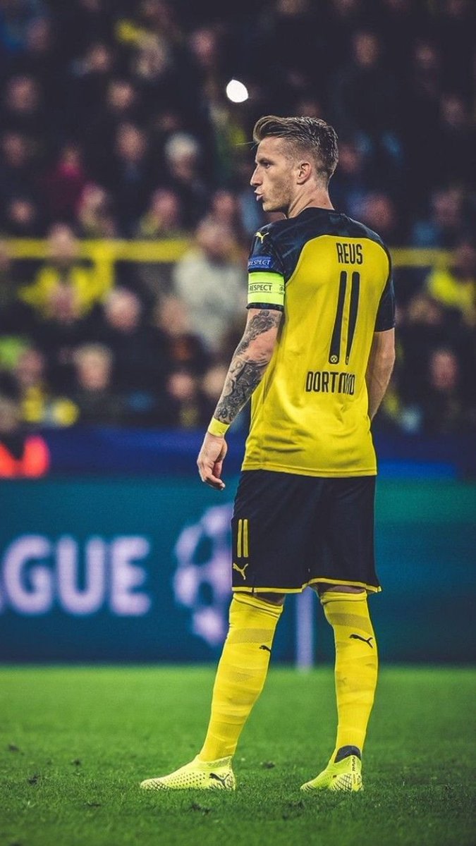 VCLZ_'s tweet photo. كان ينقص ماركو رويس شيء واحد فقط ليكتب أعظم القصص ، أن يتركه جسده وشأنه.

كان لاعبا خلق ليصفق له التاريخ، موهبة نادرة، قدم ساحرة، سرعة، شخصية، وقلب اختار دورتموند حتى عندما كان الرحيل أسهل. عاد إلى مدينته عام 2012، وكأنه عاد ليكتب النهاية التي حلم بها طفل نشأ بين جدرانه. لكنه لم يكن يعرف أن أكبر خصومه لن يكونوا بايرن، ولا ريال مدريد، ولا أي فريق في العالم،  بل جسده.

كلما اقترب من حلم، سبقته الإصابة إليه. في 2014، كان على بعد أيام من كأس العالم، ثم سقط الحلم في مباراة واحدة. شاهد ألمانيا ترفع الكأس من بعيد، بينما كان هو يدفع ثمن إصابة لم يرتكبها.

ثم مرت السنوات، إصابة، غياب، عودة، أمل، ثم إصابة أخرى ، وكأن الحياة كانت تمنحه ما يكفي من الموهبة ليحلم، وما يكفي من الألم ليعرف أن الحلم لن يكتمل.

خسر نهائي دوري الأبطال في 2013، ثم عاد بعد 11 عاما إلى النهائي نفسه تقريبا، لكن النهاية كانت أكثر قسوة .  هذه المرة لم يكن شابا ينتظر مستقبله ، كان رجلا يعرف أن الفرص لا تتكرر كثيرا. ومع ذلك بقي مع دورتموند، بينما كان بإمكانه أن يبحث عن المجد في مكان آخر. بقي وفيا لقميص لم يمنحه كل ما أراد، لكنه منحه شيئا آخر ، الحب.

وفي آخر ليلة له في سيغنال إيدونا بارك، سجل هدفا، ثم وقف أمام المدرجات الصفراء ،  المدرجات التي شهدت بدايته، إصاباته، دموعه، انتصاراته، وانكساراته. في تلك اللحظة، لم يكن الجمهور يودع لاعبا ، كان يودع النسخة من رويس التي كان الجميع يتمنى أن يراها ،  النسخة التي كان من الممكن أن ترفع كأس العالم، وأن تفوز بدوري الأبطال، وأن تذكر بين عظماء جيله. لكن بعض القصص لا تنتهي كما نستحق ، ماركو رويس لم يخسر لأنه لم يكن عظيما بما يكفي ، بل لأنه كان عظيما، في زمنٍ لم يكن جسده رحيما به. وربما كانت أقسى جملة يمكن أن تقال عنه : 

لقد امتلك كل شيء ليصبح أسطورة كرة القدم ،  إلا الوقت والجسد اللذين كان يحتاجهما ومع ذلك، بقي ، ولهذا سيبقى رويس واحدا من أكثر القصص وجعا في كرة القدم ، رجل لم تمنحه البطولات ما يستحق، فمنحته الجماهير شيئا لن يستطيع أحد أن ينتزعه منه ،  الخلود في قلوبهم .