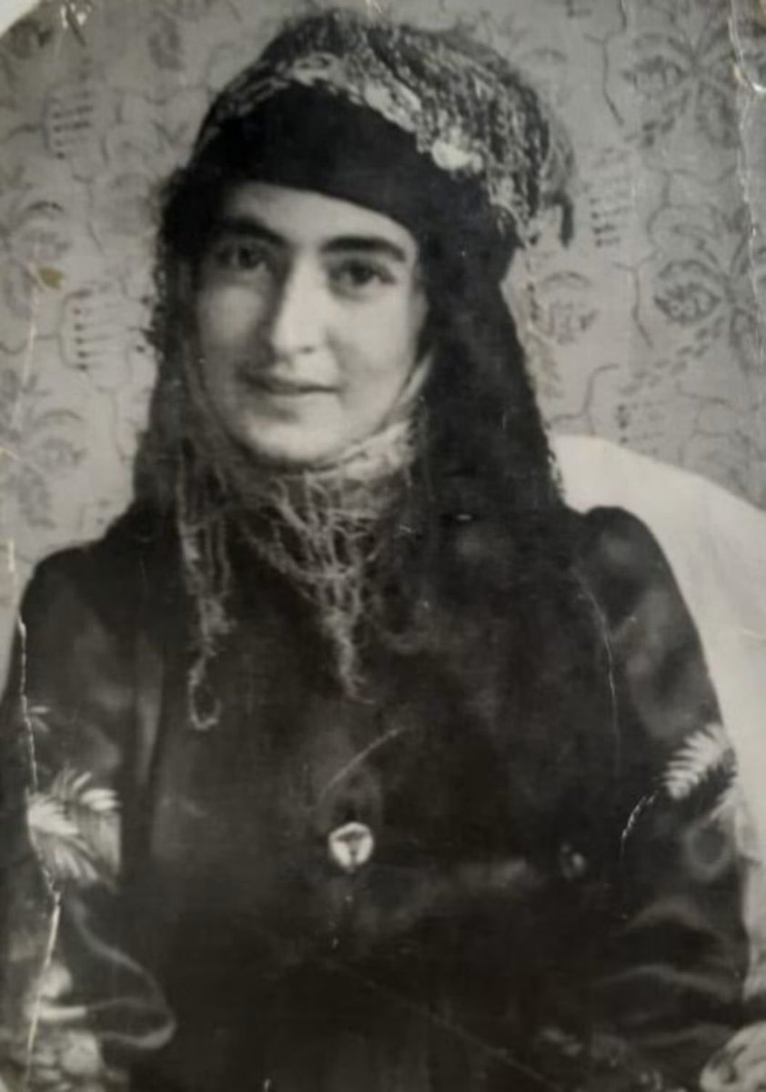 adhamshekh1's tweet photo. Wêne ji sala 1955ê ye.
Nivîskar: Sîma Semend
Ew yek ji pêşengên çîroka kurt a kurdî ye û di sala 2008an çû ber dilovaniya Xuda https://t.co/qKa98K9uX3