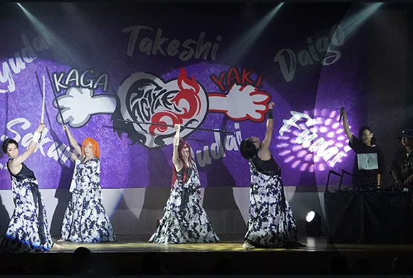 info_kangeki's tweet photo. 【かんげき2026年9・10月号のみどころ】
ピックアップ企画レポート 湯守座がクラブに変身！DJ×大衆演劇『輝tell湯night』に熱狂
大衆演劇とDJのコラボイベント開催！
大衆演劇側は劇団輝、DJ側はLIL JUN・ZARTという組み合わせ。舞台と客席と一体となって盛り上がりました！

https://t.co/El31FTofcq https://t.co/wCwZlUJe0g