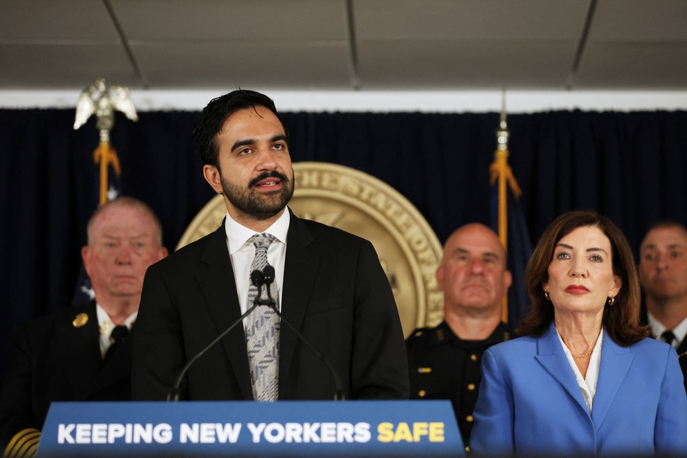 g1's tweet photo. Nova York suspende uso de IA em para alunos de escolas públicas https://t.co/cbc077CnR2 https://t.co/22HQtFUDfC