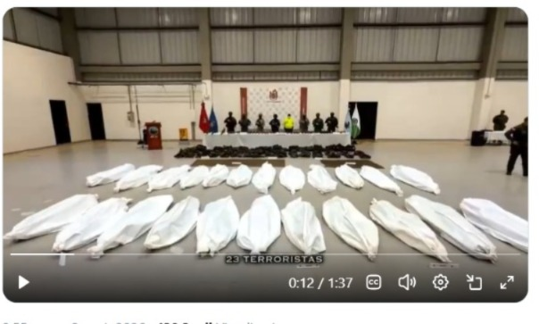 Mafalda_2020_'s tweet photo. Lo siento, señoras y señores, pero esto me empieza a oler muy mal.
Colombia ya vivió una época en la que celebrábamos cifras de “bajas” como trofeos. Nos mostraban cuerpos, uniformes y resultados operacionales, mientras después descubríamos que detrás de muchas de esas cifras había civiles inocentes asesinados y presentados como guerrilleros muertos en combate.
Por eso, si hoy nos dicen que hubo 23 “terroristas abatidos”, también tenemos derecho a preguntar: ¿quiénes eran?, ¿cuáles son sus nombres?, ¿están plenamente identificados?, ¿qué evidencia existe de su pertenencia al grupo armado?, ¿en qué circunstancias murió cada uno?
No estoy diciendo que estas personas fueran inocentes. Estoy diciendo algo mucho más elemental: un Estado de derecho no puede pedirnos que aceptemos la palabra “terrorista” como sustituto de la identidad y de las pruebas.
Ya conocemos demasiado bien nuestra historia para volver a aplaudir cadáveres y preguntar después.
Colombia aprendió de la peor manera que contar muertos no es lo mismo que demostrar resultados.