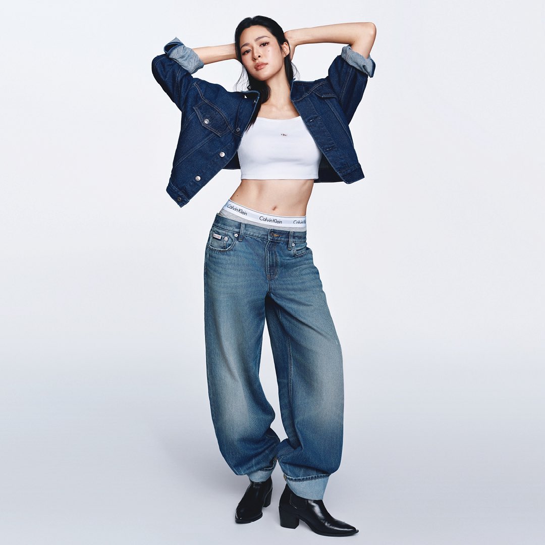 taengnimal's tweet photo. NYFW bound. A new season begins. Linglingkwong is ready. 🛫🗽✨

#CalvinKlein @CalvinKlein 
#LinglingKwong #หลิงหลิงคอง‌ 
@linglingsirilak https://t.co/2Wn2jrkW1M