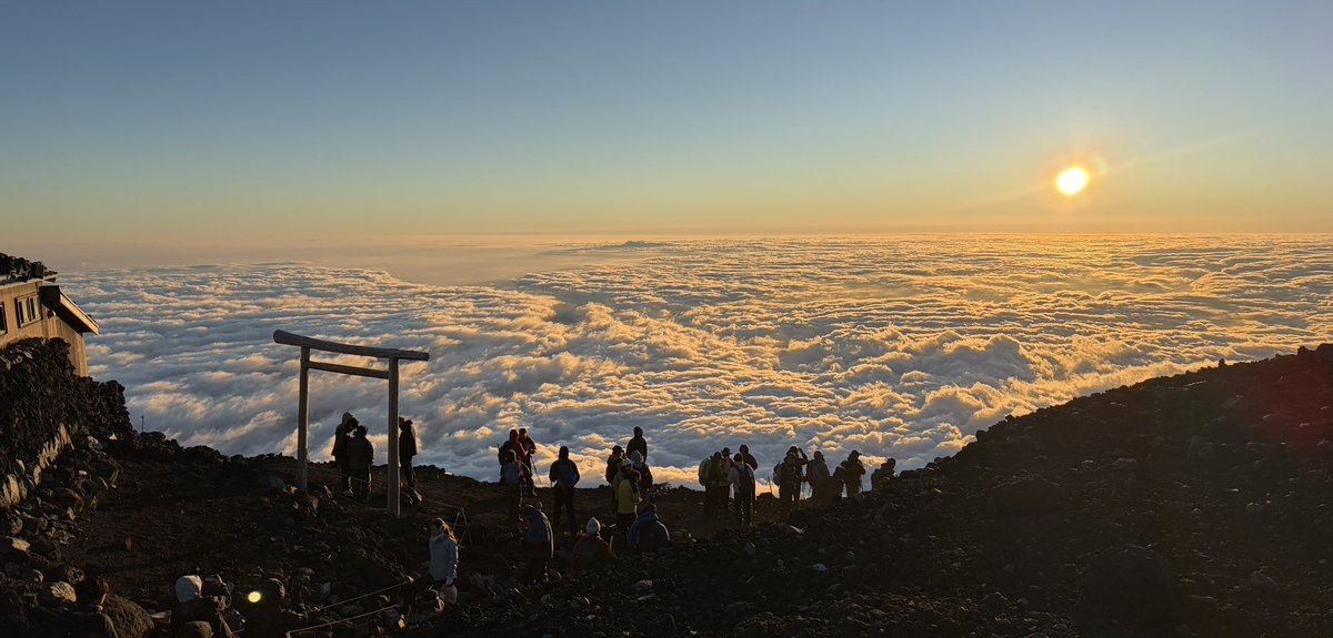 __8taro__'s tweet photo. きのう富士山登りました(*´∀｀*)
ご来光のおすそ分け(*  ˊ꒳ˋ*)
ほんと疲れて帰ってきてお風呂入ったら爆睡でした(つω-｀) https://t.co/JJlGGPXBtm
