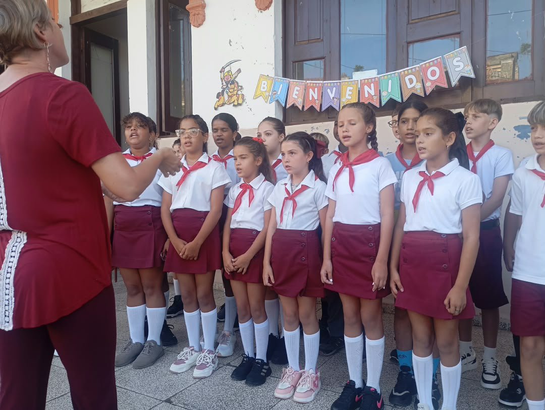 Inspeccdgeplac's tweet photo. Este martes primero De septiembre nuestras instituciones educativas recibieron a nuestros nin̈os jovenes y adolescente en el encuentro Al inicio del Curso Escolar 2026 2027. #TodosalasAulas #CubaMined #CubaViveyTrabaja #dgeducacionplacetas #dgeducacionVillaClara. https://t.co/j3bogr1wgk