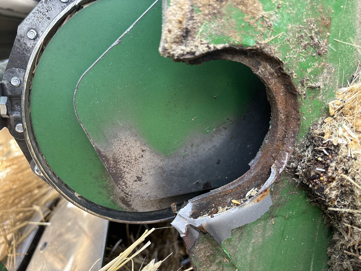 JD57728814's tweet photo. It’s all fun and games until the feeder house rips apart. Looks like it’s been cracked for awhile by the rust in there. Something else to watch out for on #johndeere S combines. https://t.co/h7U93U1Mkt