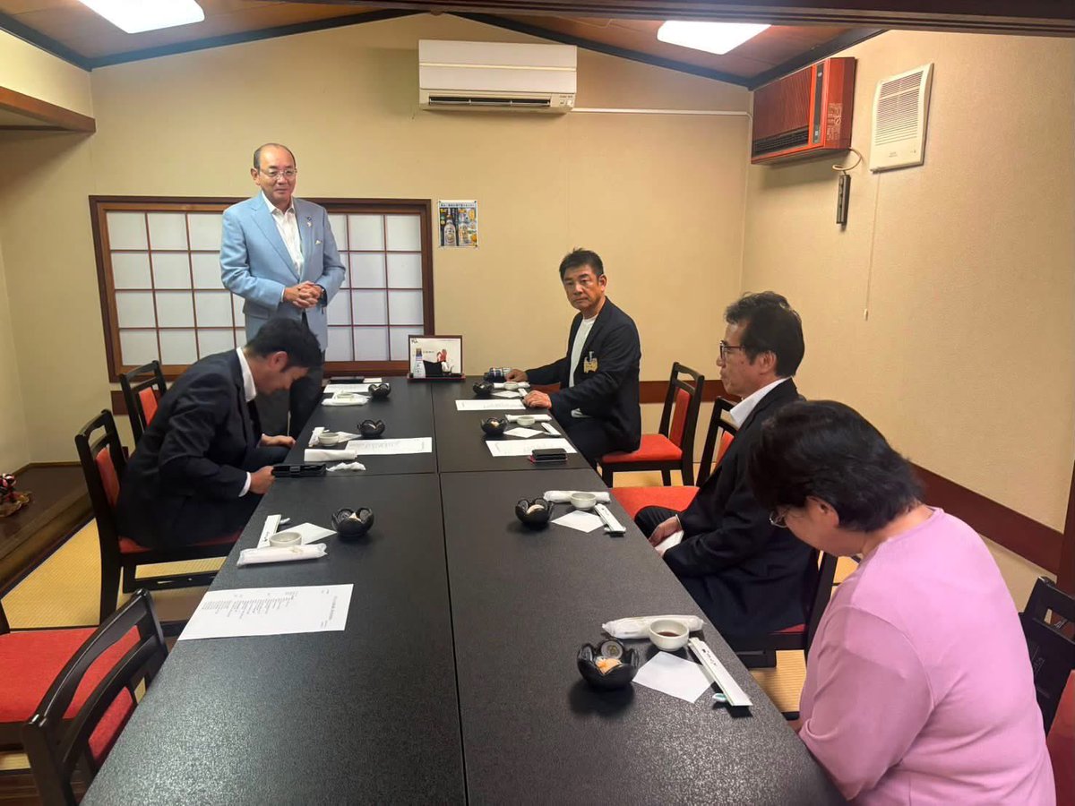 tanakatoga's tweet photo. 南砺市福光にルーツを持つ北海道１１区選出の中川紘一代議士がお墓参りに来られました。
紘一さんは
中川一郎先生のお孫さん。
中川昭一先生の甥っ子さん。

#北海道１１区
#十勝
#中川紘一 https://t.co/E5BRE3EqIa